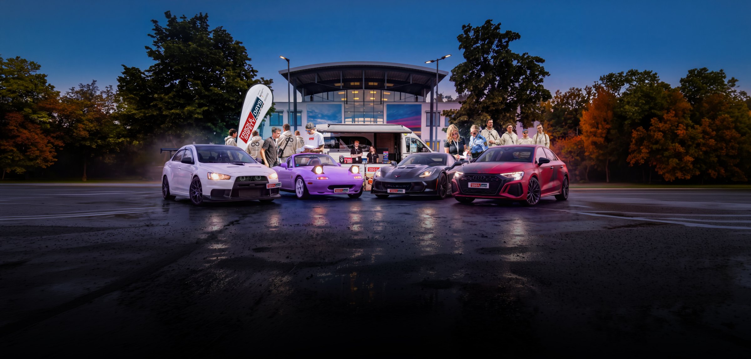 Getunte Autos und das Track & Safety Days Team vor dem Fahrsicherheitszentrum