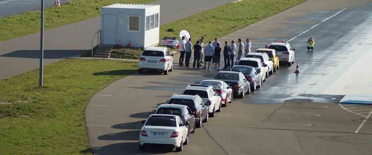 Track and Safety Days Autoschlange für Challange Luftaufnahme