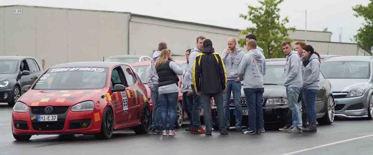 Track and Safety Days Teilnehmer stehen im Kreis und unterhalten sich