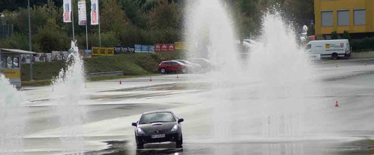 Seat auf Aquaplaning Teststrecke