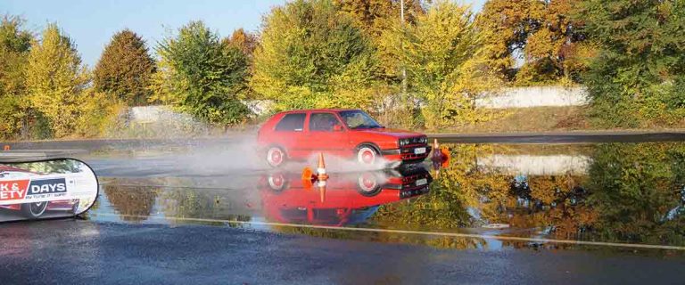 VW Golf Oldtimer auf Aquaplaning Teststrecke