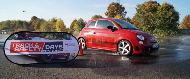 Fiat 500 auf Aquaplaning Teststrecke