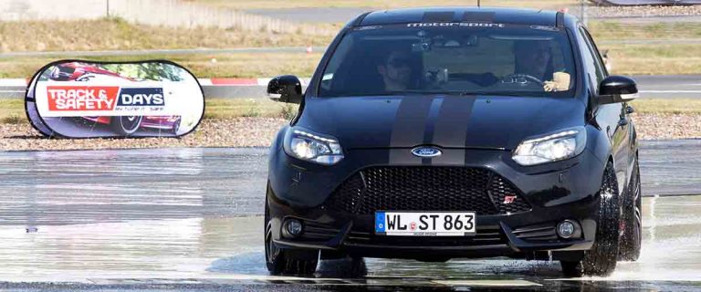 Ford Fiesta ST auf Aquaplaning Strecke