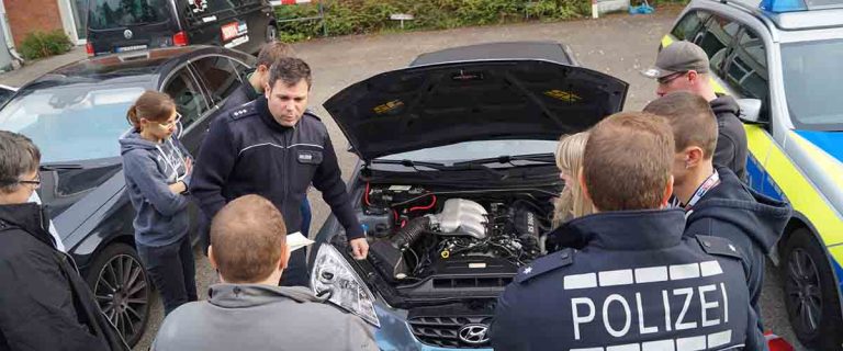 Polizei inspiziert Teilnehmerfahrzeug