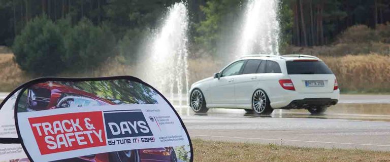 Mercedes Benz Kombi am Start der Aquaplaning Teststrecke